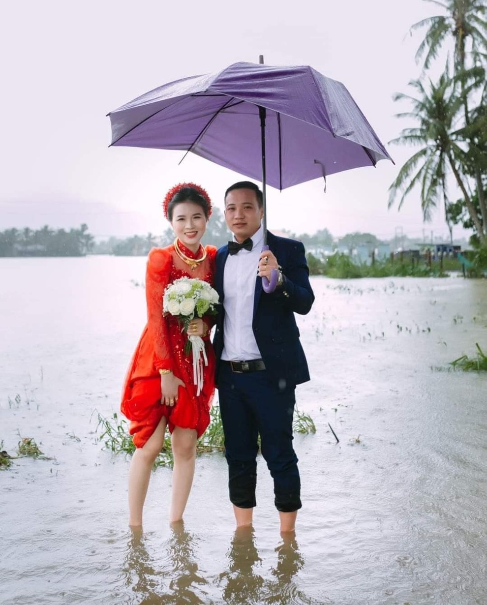 Ấn tượng cô dâu về nhà chồng bằng thuyền thúng vượt lũ - 4 Ấn tượng cô dâu về nhà chồng bằng thuyền thúng vượt lũ - 4