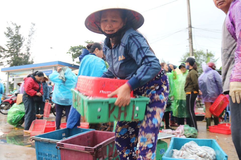 Hối hả nơi cảng Cửa Sót tháng cuối năm - 4 Hối hả nơi cảng Cửa Sót tháng cuối năm - 4