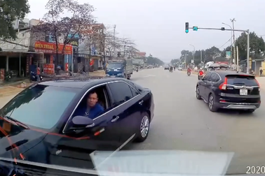 Đã vượt ẩu còn hạ kính xuống mắng xe đi đúng