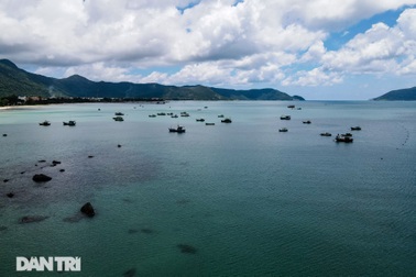 Cảnh vắng bóng du khách ở bãi biển trong xanh nhất thế giới