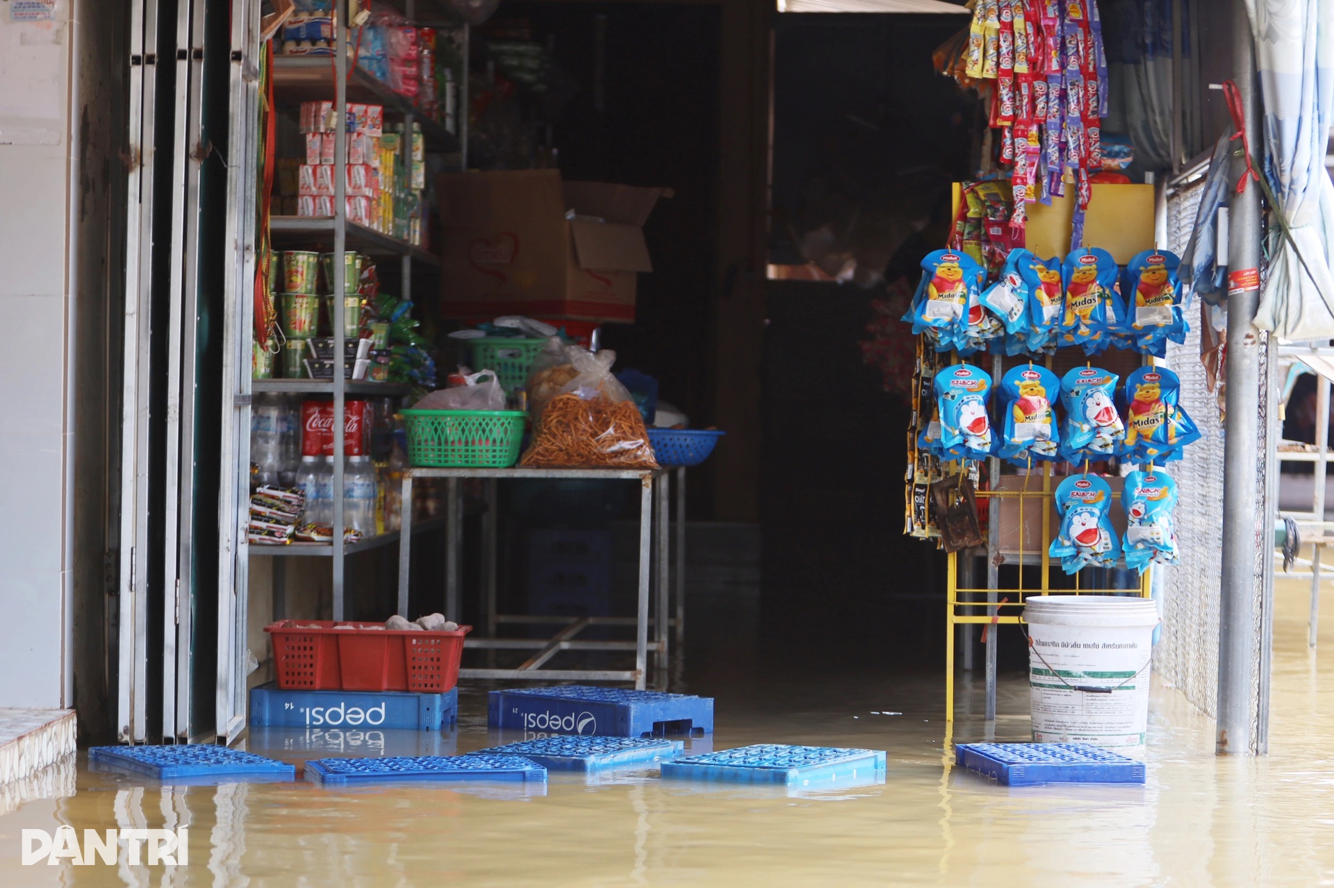 Bên trong ngôi làng bị cô lập triền miên bởi nước lụt - 11 Bên trong ngôi làng bị cô lập triền miên bởi nước lụt - 11