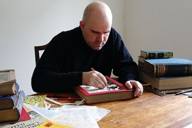 Độc đáo “điêu khắc” sách 3D  