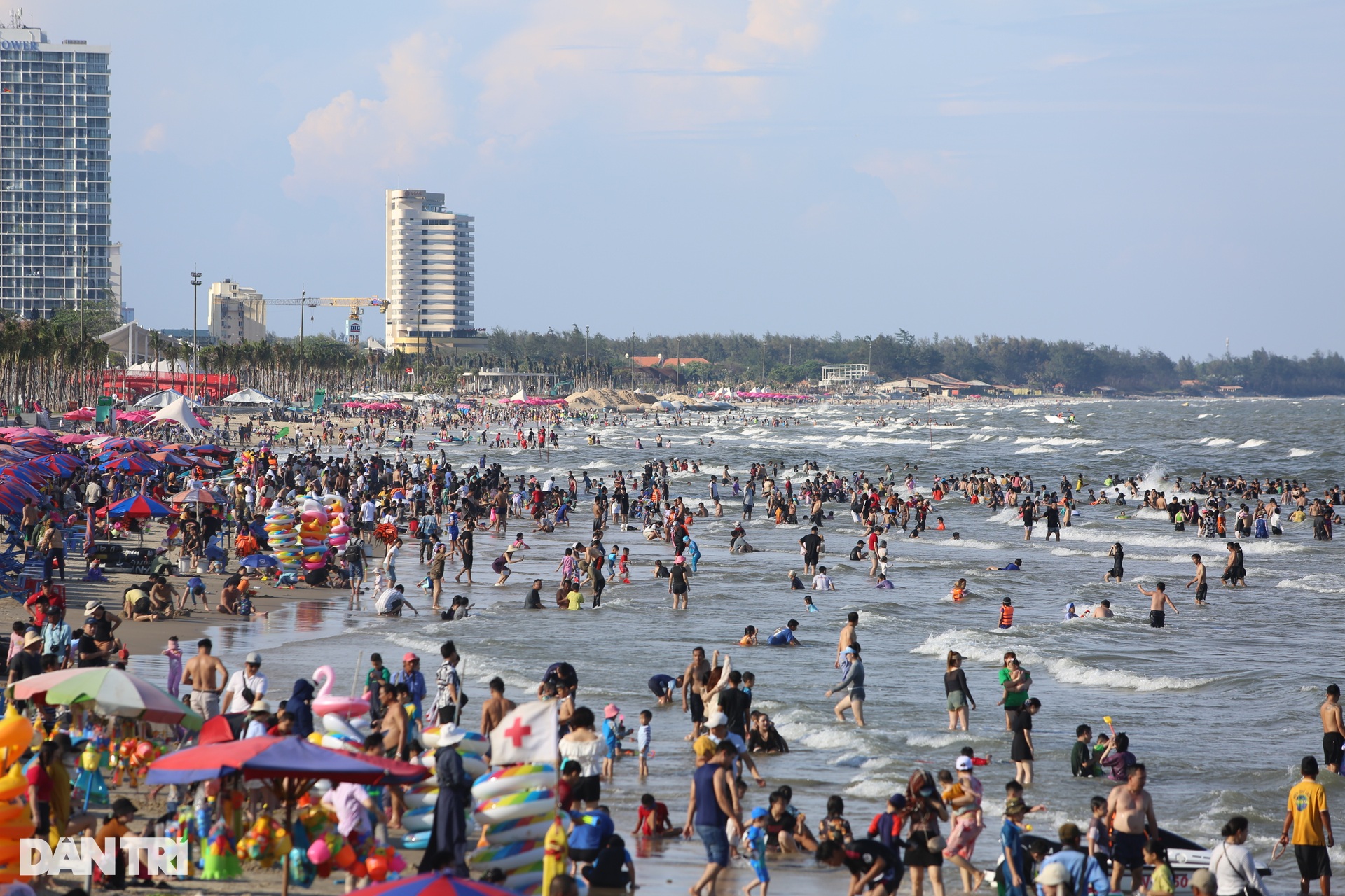 Bãi Sau Vũng Tàu chỉnh trang xong, khách du lịch đông đúc trở lại - 1 Bãi Sau Vũng Tàu chỉnh trang xong, khách du lịch đông đúc trở lại - 1