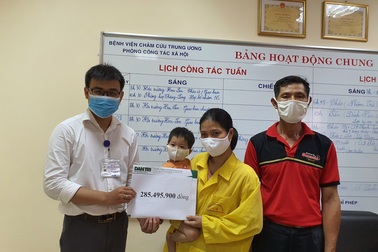 Bạn đọc giúp đỡ mẹ đơn thân tật nguyền chăm con viêm não hơn 285 triệu đồng