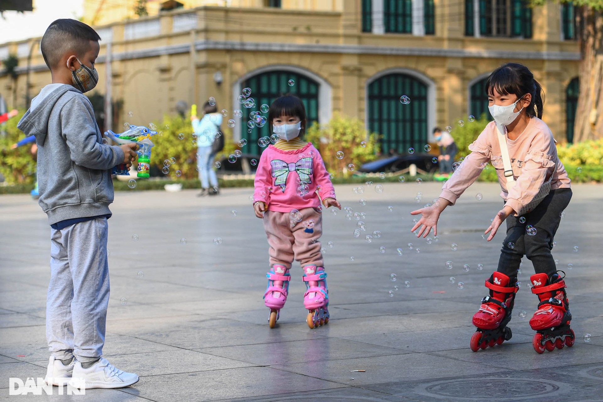 Người dân Thủ đô ra đường vui chơi ngày cuối kỳ nghỉ Tết Dương lịch - 7 Người dân Thủ đô ra đường vui chơi ngày cuối kỳ nghỉ Tết Dương lịch - 7