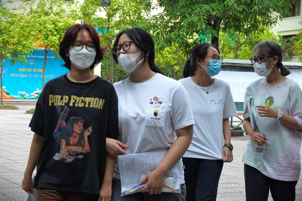 Thí sinh nói đề thi tốt nghiệp THPT tiếng Anh khá dễ - 3 Thí sinh nói đề thi tốt nghiệp THPT tiếng Anh khá dễ - 3