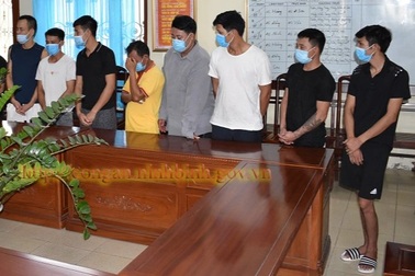 10 "con bạc" say sưa xóc đĩa, sát phạt nhau giữa mùa dịch