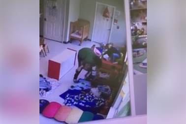 Mẹ Mỹ phẫn nộ vì clip bảo mẫu bạo hành trẻ mầm non