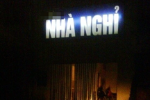 Bạn gái 12 tuổi không muốn về nhà, thanh niên liền đưa vào nhà nghỉ