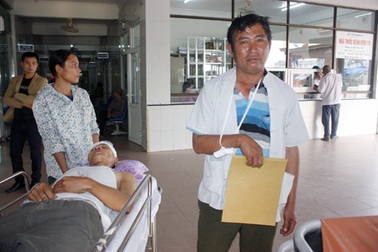 Nhắc nhở vì đổ rác bừa bãi, 3 công nhân môi trường bị đánh trọng thương