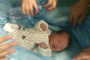 Giải cứu bé sơ sinh bị mẹ vứt xuống bồn cầu