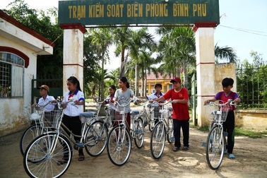 Bộ đội Biên phòng Đồng Tháp tặng xe đạp và học bổng cho học sinh nghèo