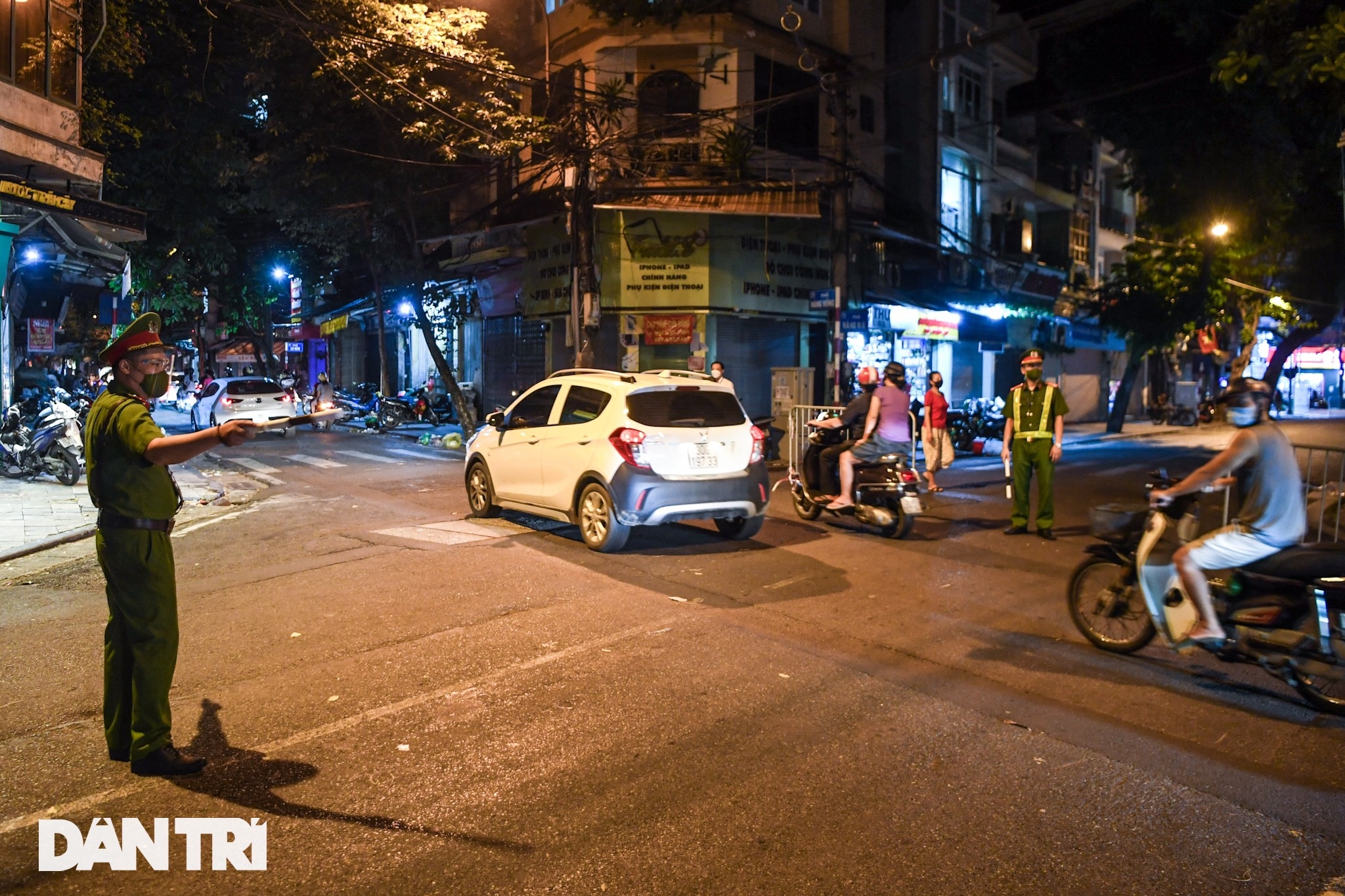 Phố Hàng Mã đông đúc bất ngờ tối Trung thu, công an lập nhiều chốt chặn - 12 Phố Hàng Mã đông đúc bất ngờ tối Trung thu, công an lập nhiều chốt chặn - 12