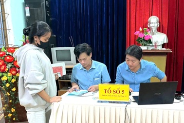 Cán bộ Lâm Đồng làm việc đến khuya để trao quà Quốc khánh