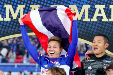 Báo Thái Lan mãn nguyện khi Theerathon xếp trên Quang Hải