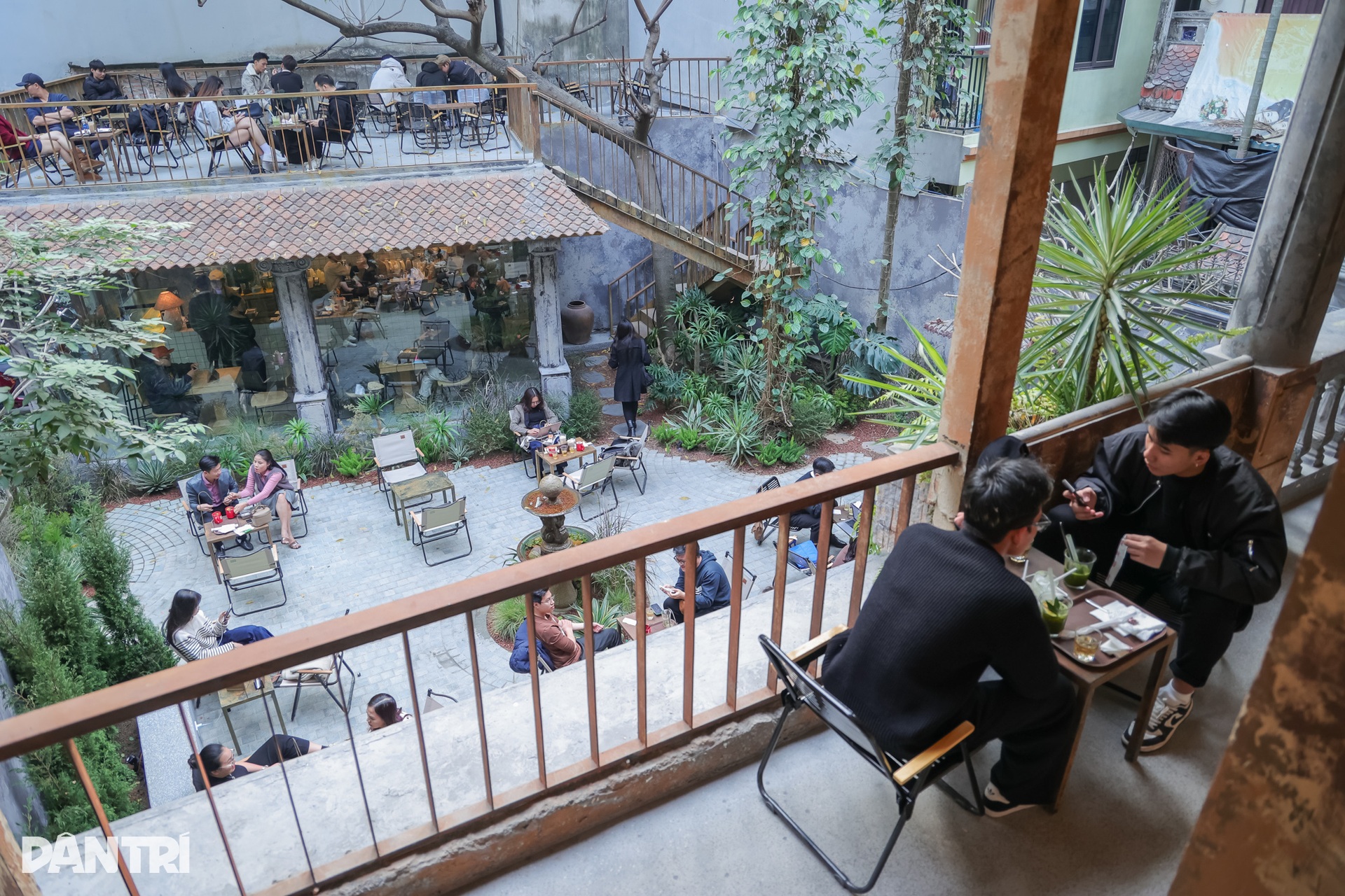 Hà Nội: Quán cà phê trưng bày xương khủng long, ngày đón gần nghìn khách - 8 Hà Nội: Quán cà phê trưng bày xương khủng long, ngày đón gần nghìn khách - 8