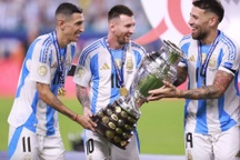 Di Maria nghẹn ngào chia tay, HLV Scaloni muốn Messi dự World Cup 2026