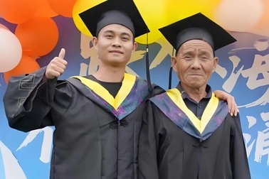 Người cha nông dân lần đầu rời làng quê đi dự lễ tốt nghiệp của con trai