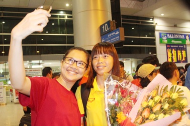 Người hâm mộ đón đội tuyển nữ Việt Nam về nước