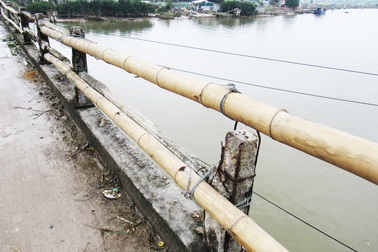 Choáng với cầu bê tông cốt thép được nẹp bằng tre