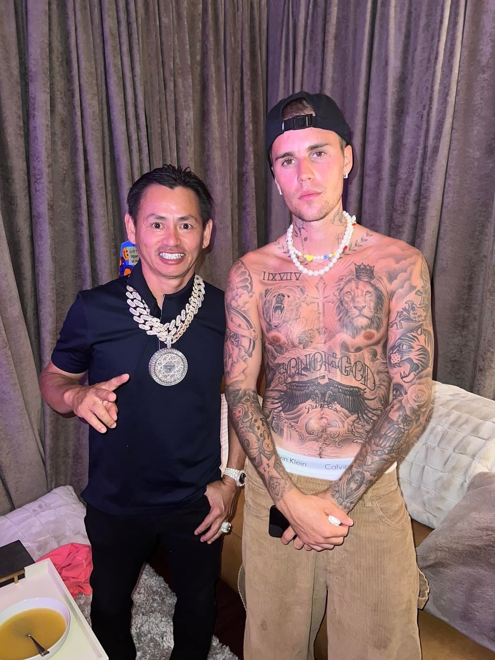 Ông trùm kim cương Johnny Đặng gặp sự cố tại khách sạn vì... sầu riêng - 2 Ông trùm kim cương Johnny Đặng gặp sự cố tại khách sạn vì... sầu riêng - 2