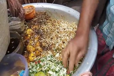 Cửa hàng bán đồ ăn trên hè phố ở Ấn Độ