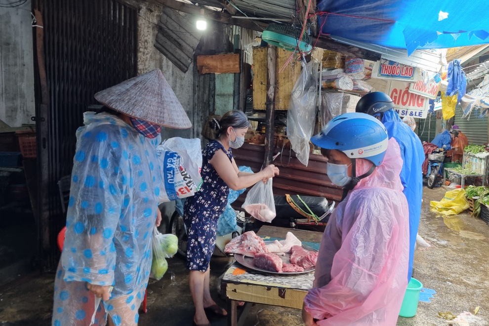 Đà Nẵng đang mưa lớn, người dân hối hả đi mua đồ chống bão - 2 Đà Nẵng đang mưa lớn, người dân hối hả đi mua đồ chống bão - 2