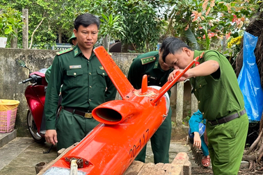 Vật giống máy bay không người lái có chữ Trung Quốc trôi ở biển Quảng Ngãi