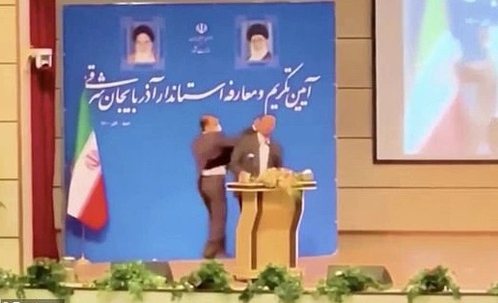 Thống đốc Iran bị kẻ quá khích tát vào mặt trong lễ nhậm chức - 1 Thống đốc Iran bị kẻ quá khích tát vào mặt trong lễ nhậm chức - 1