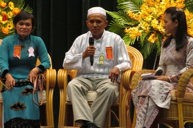 Tuyên dương người mẹ chạy xe ôm nuôi con vào ĐH