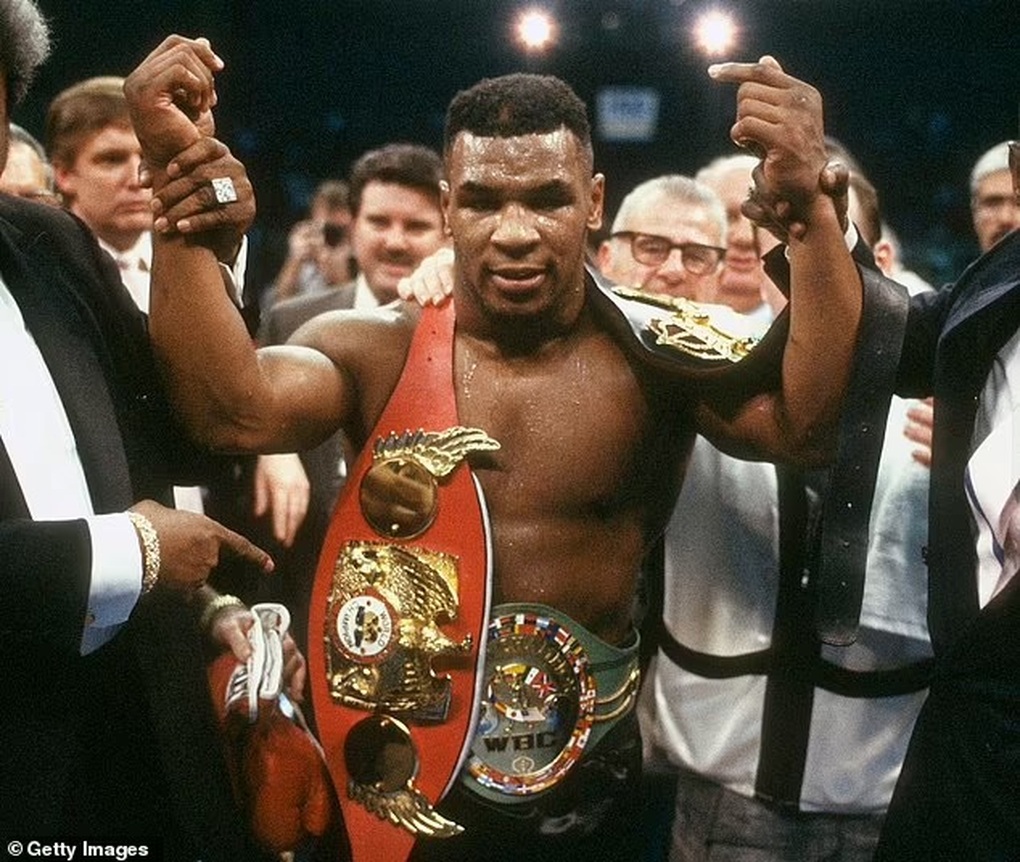 Sau phát ngôn cái chết đã cận kề, Mike Tyson... ngồi xe lăn - 3 Sau phát ngôn cái chết đã cận kề, Mike Tyson... ngồi xe lăn - 3