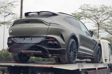 SUV nhanh nhất thế giới nối nhau về Việt Nam, màu sơn gây tò mò về chủ xe