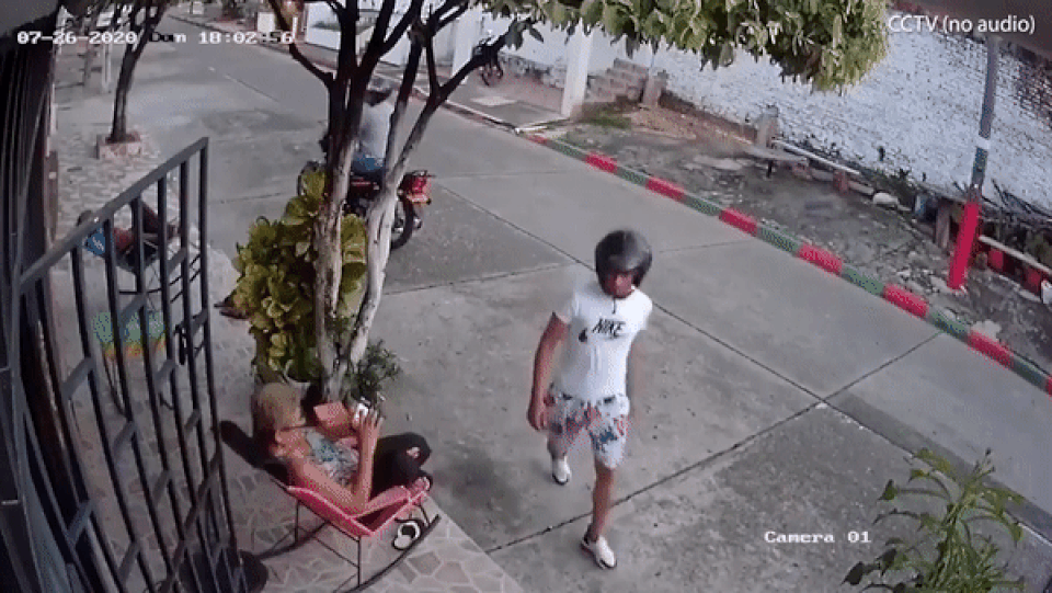 Bị cướp giật điện thoại, cụ bà dùng mũ bảo hiểm đánh trả quyết liệt - 1