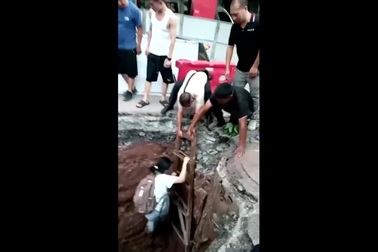 Xe tự lái rơi xuống hố sâu 3m khi đang chở khách ở Trung Quốc