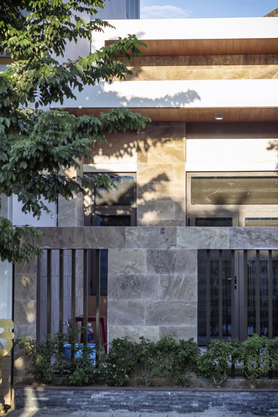 Vợ chồng làm nhà 850 triệu đồng đẹp như resort với giếng trời, bể cá Koi - 2