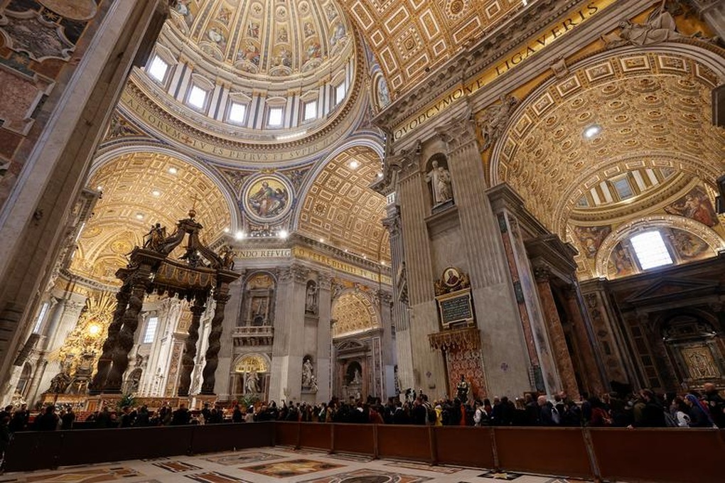 Dòng người xếp hàng dài viếng cựu Giáo hoàng Benedict XVI - 4 Dòng người xếp hàng dài viếng cựu Giáo hoàng Benedict XVI - 4