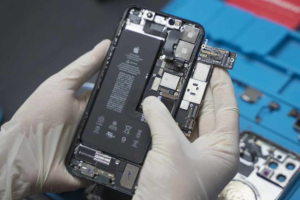 Có gì bên trong iPhone 12 Pro vừa về Việt Nam? - 2