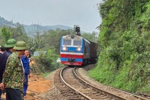 150 người xuyên đêm thông tuyến đường sắt Bắc - Nam sau sự cố lật tàu