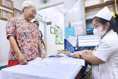 Cụ bà nghẹn ngào ở phòng khám miễn phí: "Có lúc tôi phải bò vì quá đau..."