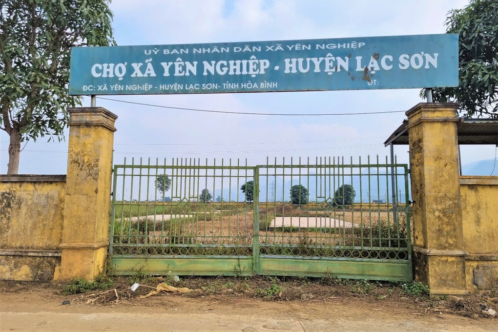 Chợ chục tỷ đồng bỏ hoang, dân ngồi lề đường buôn bán - 2