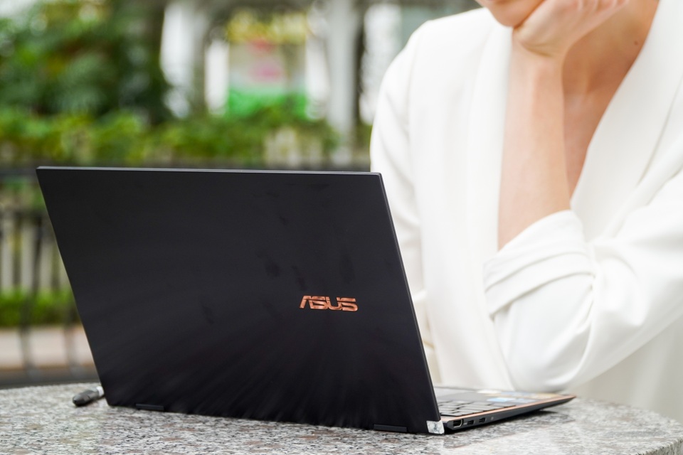 Cận cảnh Zenbook Flip S: màn hình cảm ứng, xoay gập 360 độ - 10 Cận cảnh Zenbook Flip S: màn hình cảm ứng, xoay gập 360 độ - 10