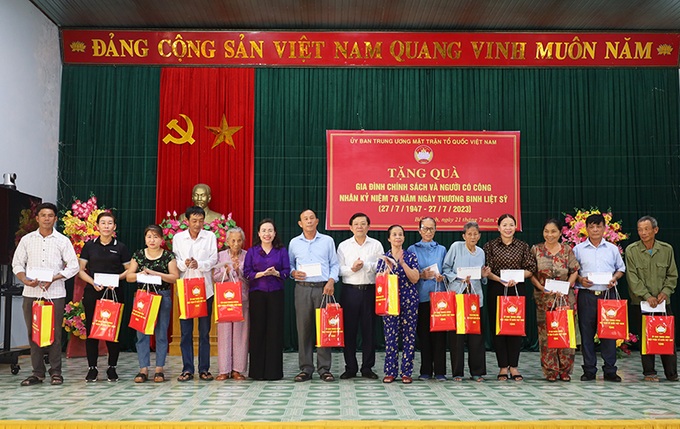 Phó Chủ tịch UBTƯ MTTQVN Nguyễn Hữu Dũng và Chủ tịch UB MTTQVN tỉnh Quảng Bình Phạm Thị Hân tặng quà cho các gia đình chính sách tại huyện Bố Trạch (Quảng Bình).