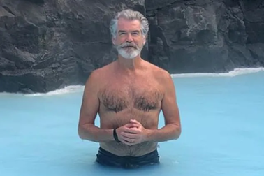 Choáng với phong độ của tài tử Pierce Brosnan ở tuổi 66