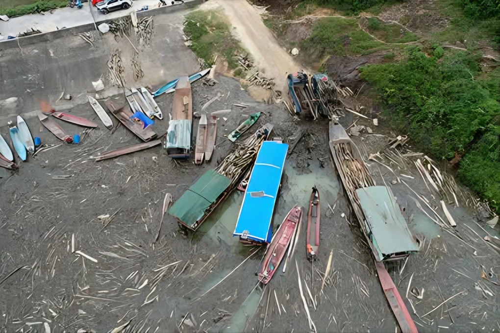 Hàng tấn rác thải, gỗ mục phủ kín mặt hồ Hủa Na - 3