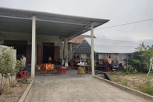 Tá hỏa phát hiện thi thể người phụ nữ sau vườn nhà, nghi bị sát hại