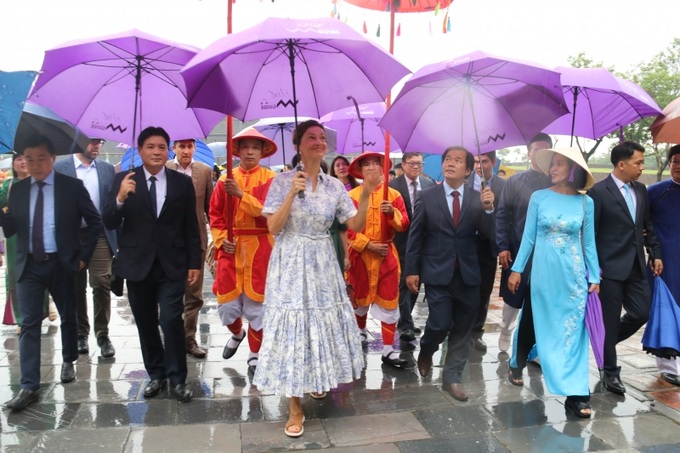 Trong ngày đến tham quan khu di sản Huế, Tổng giám đốc UNESCO Audrey Azoulay được thưởng thức thêm một đặc sản nữa của vùng đất Cố đô, đó là mua Huế