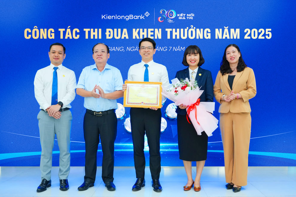 KienlongBank nhận Bằng khen của Chủ tịch UBND tỉnh An Giang - 1 KienlongBank nhận Bằng khen của Chủ tịch UBND tỉnh An Giang - 1