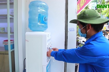 Những bình trà đá, nước mát miễn phí giữa nắng nóng thiêu đốt tại Hà Nội