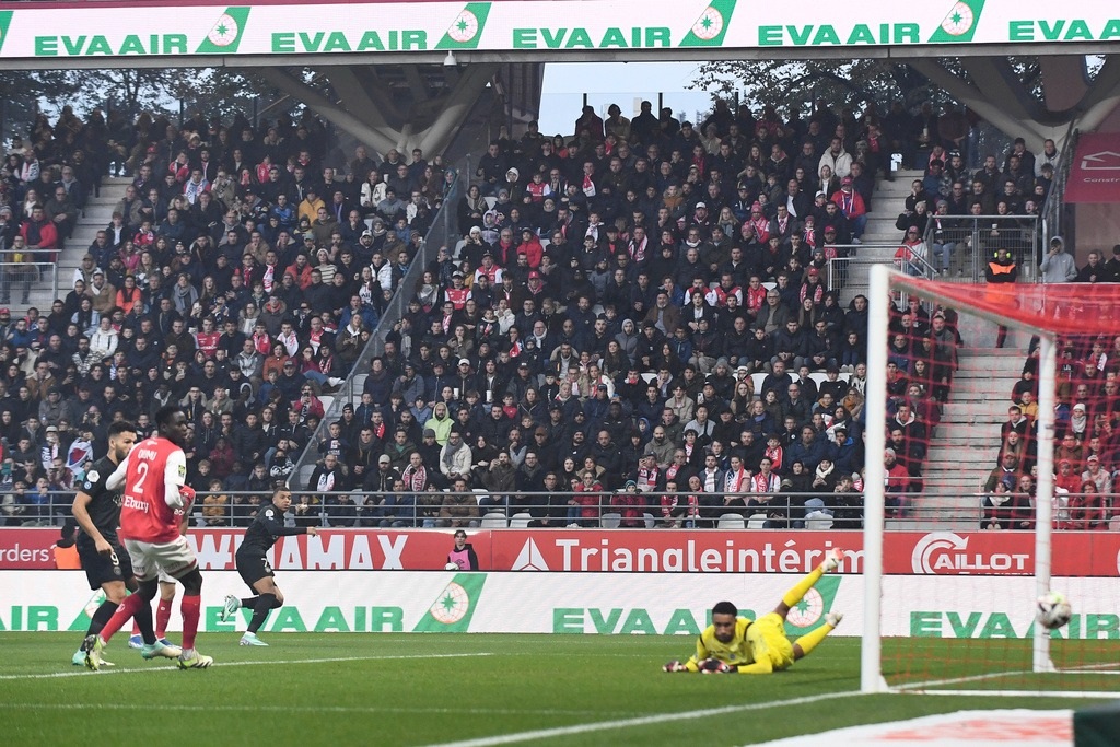 Mbappe lập hat-trick ấn tượng, PSG trở lại đỉnh bảng Ligue 1 - 1