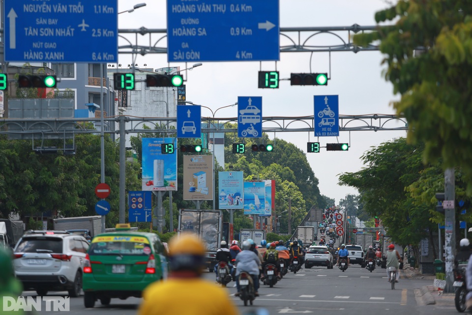 Giao thông TPHCM lại đông đúc như chưa từng có lệnh giãn cách - 2 Giao thông TPHCM lại đông đúc như chưa từng có lệnh giãn cách - 2